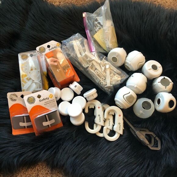 Safety 1st Bundle drawer/cabinet locks - Picture 1 of 7